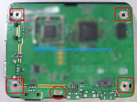 手動(dòng)去綠漆。使用傳統(tǒng)的刀片去除綠漆后的效果。