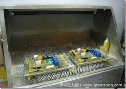 使用噴涂(Spraying)方式作業(yè)conformal coating時，需設(shè)備抽真空的設(shè)備，否則噴涂的物質(zhì)會飄散到空氣當(dāng)中，影響人體的健康。