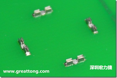 屏蔽夾(SMT shielding clip)焊接于電路板上的樣子。